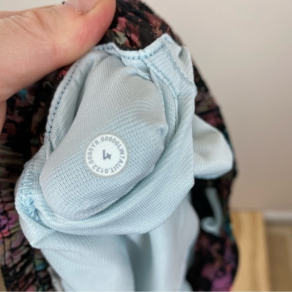 Lululemon Hotty Hot Low-Rise Short 4" - Picture 4 of 6